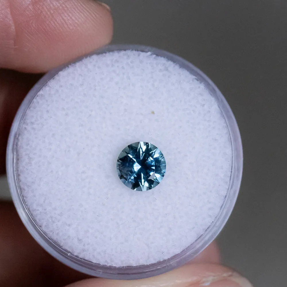 1.14CT ROUND PRECISION CUT MONTANA SAPPHIRE, OCEAN BLUE WITH SOME PURPLE COLOR SHIFTING, 6X4MM